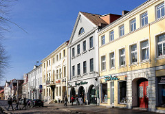Häuserzeile - Geschäftshäuser, Wohnhäuser in Bad Doberan - restaurierte Gebäude.