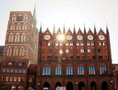 Rathaus Stralsund - das historische Gebäude ist im Stil der norddeutschen Backsteingotik errichtet, dessen Anfänge aus dem 13. Jahrhundert stammen. Das Rathaus am Alten Markt gilt als einer der bedeutendsten Profanbauten des Ostseeraums und als das W