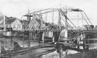 Historisches Foto der Klappbrücke / hölzernen Doppelklappbrücke über die Peene in Demmin - im Hintergrund der Kirchturm der St. Bartholomaei Kirche.