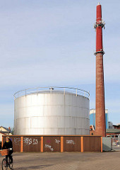Industriearchitektur Elmshorn - Tankanlage, hoher Fabrikschornstein mit  Mobilfunk Telekommunikationsanlagen.