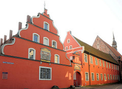Eingangsfront der Heiliggeistkirche, Heiliggeisthospital in Stralsund.
