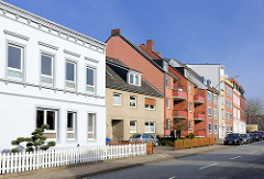Wohnstrasse in der Stadt Elmshorn - mehrstöckige Wohnhäuser, unterschiedliche Baustile / Architektur.