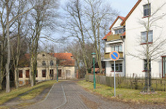 Neubauten und verfallenes Wohnhaus - Alt + Neu, Architektur in der Hansestadt Demmin.