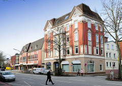 Mehrstöckiges Wohnhaus der Gründerzeit, Baustil Historismus - im Hintergrund Kaufhausarchitektur der 1970er Jahre - ehem. C & A Gebäude an der Schulstrasse.