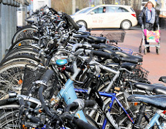 Fahrradparkplätze, abgestellte Fahrräder am Bahnhof Elmshorn.