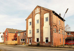 Zum Wohnhaus umgebaute Gewerbegebäude am Hafen von Itzehoe.