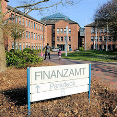 Schild Finanzamt - Neubau in Itzehoe, Schleswig Holstein.