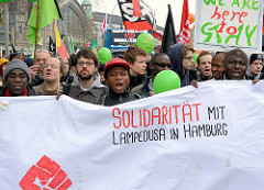 Demonstration für das Bleiberecht der Lampedusa-Flüchtlinge in Hamburg. Demonstranten, Transparent Solidarität mit Lampedusa in Hamburg.