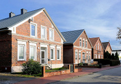 Historische Wohnhäuser im gleichen Baustil, Ziegelfassade - Bilder aus Itzehoe, Schleswig Holstein.