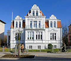 Architektur des Historismus, Baustil der Gründerzeit - weisse Villa Gustava in Bad Doberan, blauer Himmel.