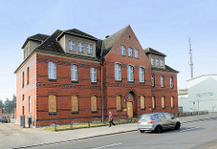 Strassenansicht des leerstehenden historischen Backsteingebäudes vom Amtsgericht Demmin.