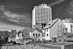 Wohnhäuser - Wohnblocks vor einem Hochhaus in Itzehoe - Schwarz Weiss Aufnahme, Architekturfotografie.