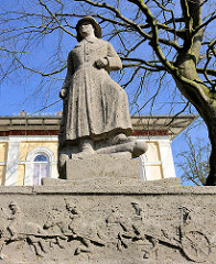 Soldat Skulptur - Neunerdenkmal in Itzehoe - Ehren und Mahnmal für die im 1. Weltkrieg gefallenen 378 Soldaten des Feldartellerieregiments Nr. 9.