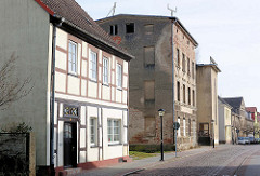 Restauriertes Fachwerkgebäude, Wohnhaus und leerstehendes Gewerbegebäude in Demmin, Mecklenburg Vorpommern / Alt + Neu.