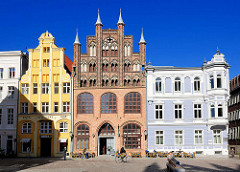 Historische Bebauung am Alten Markt in Stralsund - in der Mitte das aus dem 14. Jahrhundert stammende Bürgerhaus Wulflamhaus - norddeutsche Backsteingotik; lks. ein ursprünglich 1357 erbautes viergeschossiges Giebelhaus.