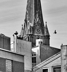 Kirchturm der St. Nikolaikirche in Elmshorn - Hausdächer; Schwarzweiss Aufnahme.