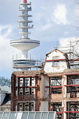 Denkmalgeschützte Fassade, entkerntes Gebäude mit Stahlträgern gestützt - Baustelle am Mittelweg in Hamburg Harvestehude, Bezirk Eimsbüttel - im Hintergrund der Hamburger Fernsehturm.