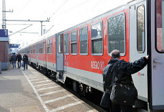 Regiozug der Deutschen Bahn - Bahnsteig Bahnhof Elmshorn.