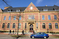 Historische Architektur, Ziegelfassade / Altes Postamt - Arztehaus in Itzehoe.