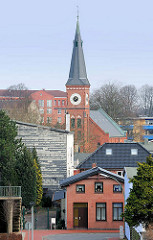 Kirchturm der Stiftskirche in Elmshorn, erbaut 1890 - historischer Baustil der Jahrhundertwende.