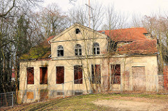 Leerstehendes, verfallenes Wohngebäude - eingestürztes Dach in Demmin, Mecklenburg Vorpommern.