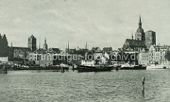 Historisches Motiv vom Hafen der Hansestadt Stralsund, ca. 1938 - Schiffe, Wohnhäuser / Lagergebäude - Kirchtürme der Hansestadt.