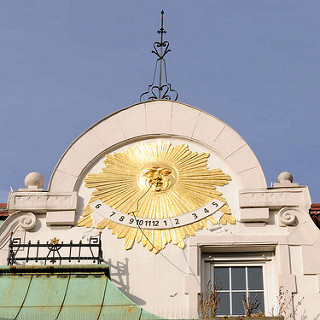 Sonnenuhr mit goldener Sonne - Hausfassade Wohngebäude, Geschäftsgebäude in der Königsstrasse von Elmshorn.