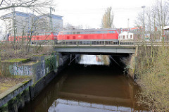 Bahnbrücke, fahrender Zug über die Krückau in Elmshorn.