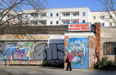 Geschäfte mit bunter Graffiti - Fussgängerin, Bilder aus der Hansestadt Rostock - Ortsteil Lichtenhagen.