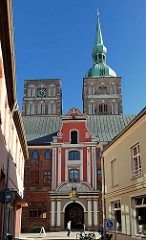 Eingang zum Buttergang des Stralsunder Rathauses - dahinter die Kirchtürme der St. Nikolaikirche.