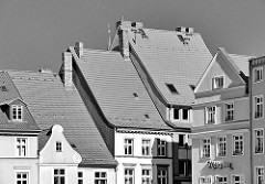 Schwarz-weiss Aufnahme - Dächer und Giebel in der Hansestadt Stralsund.