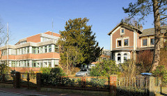 Moderner Gewerbebau, Verwaltungsgebäude - historische Villa, Wohnhaus - Fotos aus der Stadt Itzehoe.