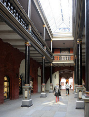 Nord-Süd Durchgang vom Stralsunder Rathaus mit Galerie