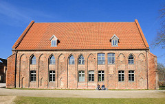 Restauriertes Kornhaus - Zisterzienser Kloster Bad Doberan, erbaut um 1300 - gotischer Baustil, Backsteinarchitektur.