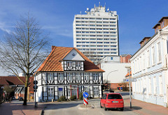 Haus der Heimat, Itzehoe - Hinter dem Klosterhof, Sandkule / Hochhaus; moderne + historische Architektur, alt + neu.