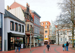 Marktplatz von Elmshorn - Häuser in unterschiedlicher historischer Architektur - Fussgänger.