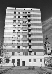 Hochhaus in Itzehoe, Schwarz-Weiß- Fotografie - Titel: Vater kommt nach Hause.