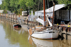 Hafenanlage der Stadt Elmshorn an der Krückau; historischer Ewer Gloria am Kai - der Ewer wurde auf der Werft Kremer in Elmshorn 1898 erbaut - seit 2003 restauriertes Museumsschiff.