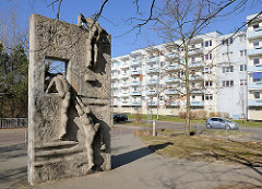 Betonskulptur - kletternde Kinder, Kunst in Rostock Lichtenhagen, Wohnhäuser in der Sonne.