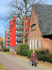 Alt + Neu; mehrstöckige Wohblocks mit roter, farbiger Fassade - Klinkerarchitektur, Gebäude der Neuapostolischen Kirche von Elmshorn.