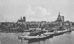 Historisches Motiv Hansestadt Stralsund ca. 1914 - Blick auf die Hafenanlagen und das Panorama der Stadt mit den Kirchtürmen.