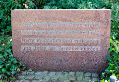 Inschrift am Ergänzungsgedenkstein des  Denkmal für die Opfer des Nationalsozialismus:  Den Verfolgten des Naziregimes zum Gedenken, die für Freiheit und Recht in Deutschland einstanden und Opfer der Tyrannei wurden.