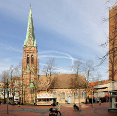 St. Nikolaikirche am Marktplatz von Elmshorn - Ursprünge gotisch - neugotischer Kirchturm erbaut 1881.