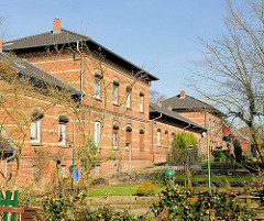 Rückseite des Wohngebäudes St. Jürgen Stift in Itzehoe; Garten.