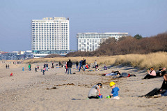 Strand vom Seebad Warnemünde an der Ostsee - Hotelhochhaus Neptun.