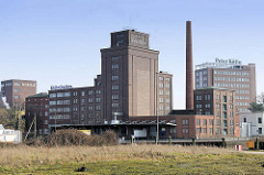 Historische Industriearchitektur der Kölln Werke in Elmshorn - Backsteinarchitektur, Fabrikschornstein.