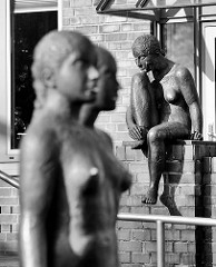 Bronzeskulpturen, nackte Frauen - "Drei Figuren in Beziehung", 1989 - Bildhauer Edgar Augustin am Eingang Landgericht Itzehoe.