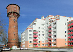 Alt + Neu; historischer Wasserturm Elmshorn - erbaut 1902, Höhe 45m. Neubauten, mehrstöckige Wohngebäude am Schleusengraben.