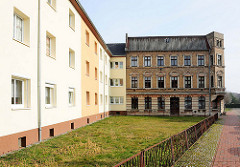 Mehrstöckige Wohnhäuser - renovierte Fassade, farbig abgesetzt - Altbau mit Klinkerfassade / Alt + Neu, Bilder aus der Hansestadt Demmin.