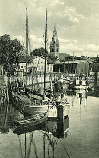 Historische Aufnahme vom Hafen der Stadt Itzehoe an der Stör - Kirchturm der St. Laurenti-Kirche - Ewer, Lastsegler am Kai.